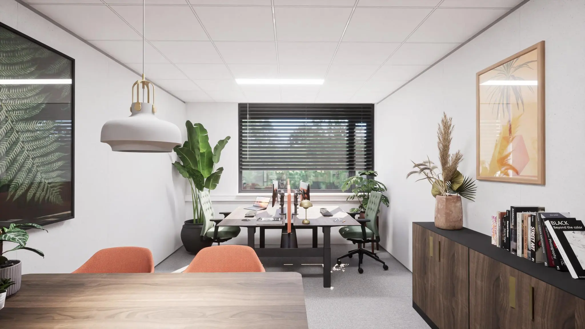 Modern en licht ingericht kantoor met planten, boeken en werkplekken bij het raam.